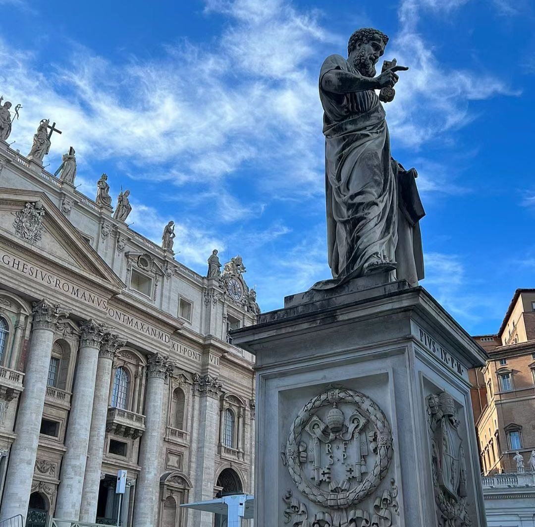 CBaxter4's tweet photo. Looking up and down at the smallness and greatness of mankind|Vatican in one personThe Vatican, the smallest country in the world, has one of the most stunning churches, St Peter's Basilica, one of the world's most outstanding Renaissance buildings.#vatican #vaticanfood https://t.co/3EoEqqnDi2
