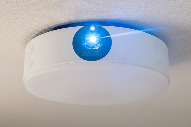 【マジで天才 】夜は家から出たくない…!「天井プロジェクター」があれば…   Anker(アンカー)のシーリング型プロジェクター「Nebula Nova」があれば、自宅でも最大120インチの大画面で映画を楽しめちゃう。家が最大の娯楽施設に…!