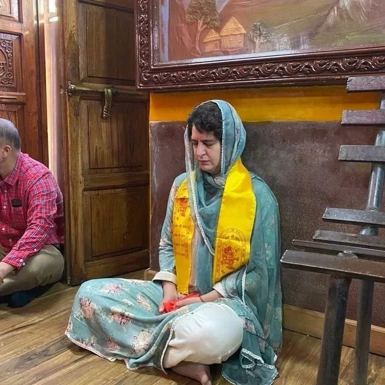AkshaySharmaOrg's tweet photo. आज कांग्रेस महासचिव श्रीमती 
@priyankagandhi जी ने शिमला स्थित प्रसिद्ध जाखू हनुमान मंदिर में पूजा-अर्चना कर देश की सुख-समृद्धि की प्रार्थना की।

जय बजरंगबली 🙌तोड़ दी भ्रष्टाचार की नली!  

#KarnatakaElectionResults 
#Karnatakaexitpoll 
#PriyankaGandhiJi https://t.co/XVIGov2HsF