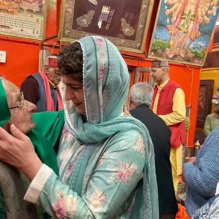 AkshaySharmaOrg's tweet photo. आज कांग्रेस महासचिव श्रीमती 
@priyankagandhi जी ने शिमला स्थित प्रसिद्ध जाखू हनुमान मंदिर में पूजा-अर्चना कर देश की सुख-समृद्धि की प्रार्थना की।

जय बजरंगबली 🙌तोड़ दी भ्रष्टाचार की नली!  

#KarnatakaElectionResults 
#Karnatakaexitpoll 
#PriyankaGandhiJi https://t.co/XVIGov2HsF
