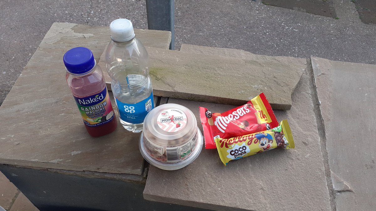 CB_cycles's tweet photo. Stopped again in South Molton as I'm out of water, feeling sick from what I can only think is dehydration. Hoping this lot will pick me up as the McDonald's did f all to sort me out. But all the time I stop I'm falling behind.
Plus I got a dodgy knee 😔 #OldRoads #ukcyclechat https://t.co/n1nC9JInJG