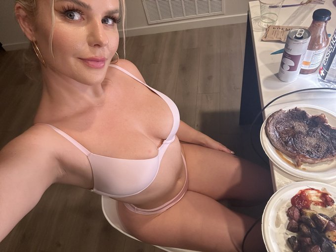 Muckbang in my underwear on kick 🍽️  https://t.co/PM4yA2l1zz https://t.co/KNF2ZaiHsW<a href="/tag/humpday"class="tags"><span>#humpday</span></a>