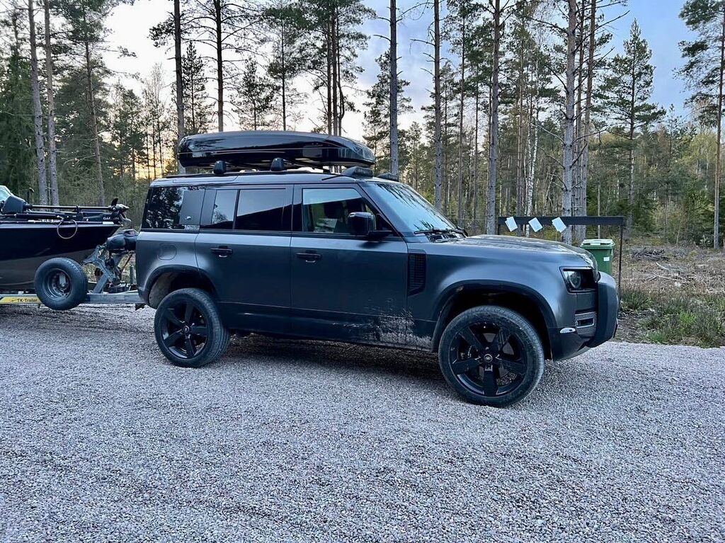 DutchLandRovers's tweet photo. This looks like a nice holiday setup, don't you think?
 
 📸 @jbpredatorfishing #defender #landroverdefender #landroverdefender90 #onelifeliveit #rangerover #v8  #landroverv8 #passion #car #dutchlandroverpassion #camperlife #landroverdefender110 #land… https://t.co/b9ARQGh826 https://t.co/5frC0L0Kyp