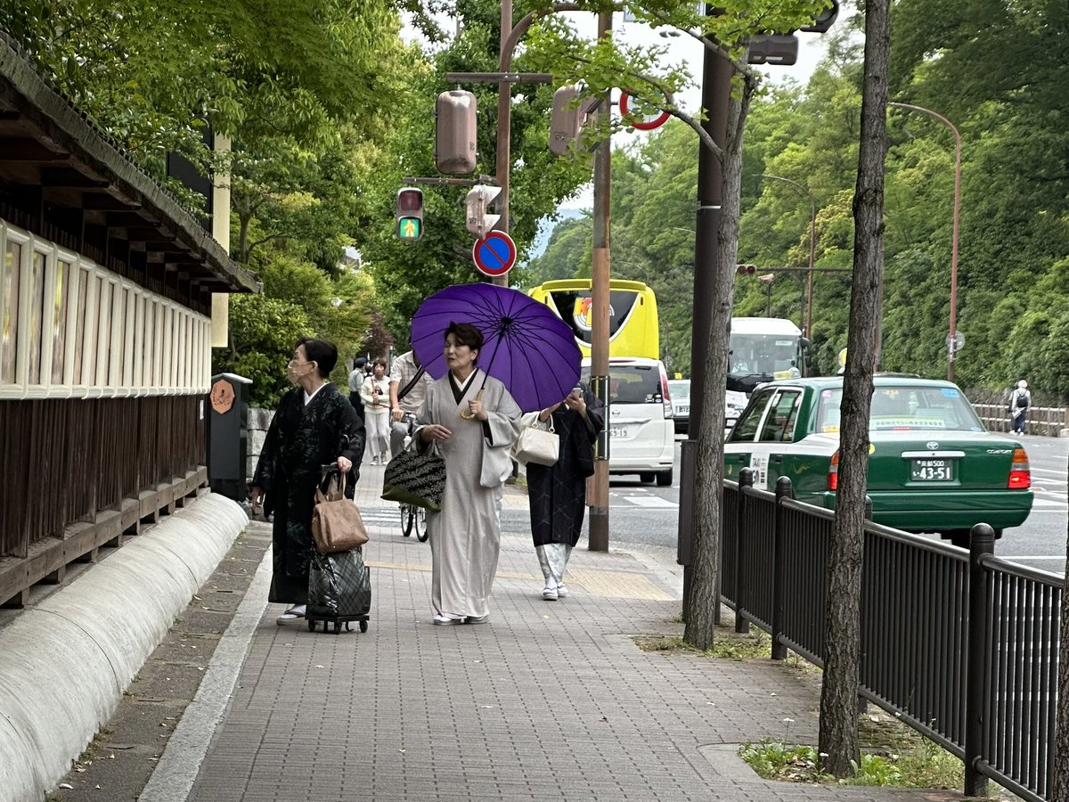 crazyus's tweet photo. 2:35PM, Kyoto, Japan: at the shrines & temples, husband & I wondered if #dooce had been to Japan. We thought she would like it. Then we did a bow & a prayer in her honor & for my aunt who is about to meet Heather on the other side. We hope they both have found peace. #travel / https://t.co/ONPuEVz7A0