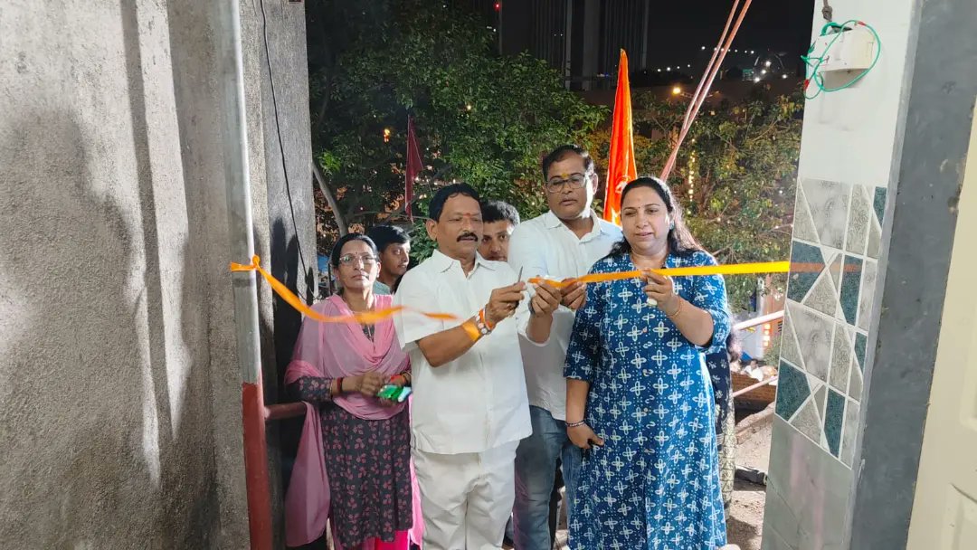 GeetaSinghan's tweet photo. आमदार विलासभाई पोतनीस यांच्या मार्गदर्शनाखाली मा. नगरसेविका गीता संजय सिंघण यांच्या निधीतून आपल्या प्रभाग क्रमांक १२ मधील  देवीपाडा सर्विस रोड, बाप्पा सीताराम मंदिरा जवळ साईबाबा चाळ येथील शौचालयचा लोकार्पण सोहळा पार पडला. https://t.co/85kqSlQlEK