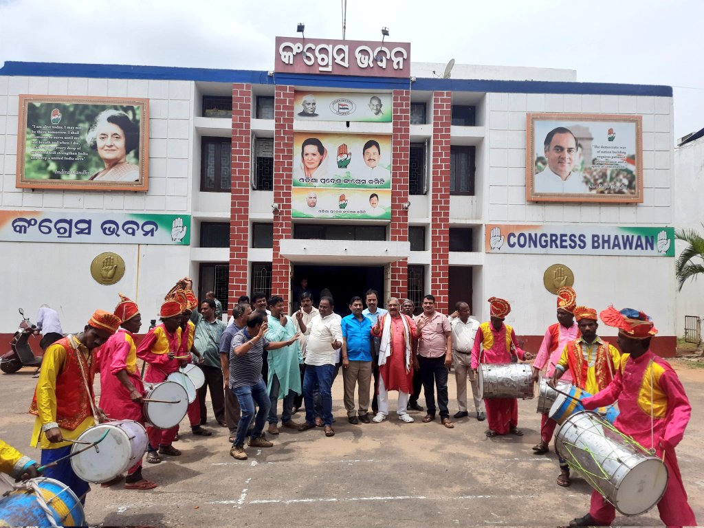 SomyajeetKanak's tweet photo. ସେପଟେ ନିଜ ଘର ଚାଳ ଛପର ଉଡ଼ିଗଲାଣି 
ଏପଟେ ପର ଘର ଛାତ ପକା ଭୋଜି ଖାଇ ଖୁସି ଆମ ଓଡ଼ିଶା ପ୍ରଦେଶ କଂଗ୍ରେସ @bhangaaja

ୟେ ମେ କ୍ୟା ଦେଖ୍ ରାହାହୁଁ
ମାରୋ ମୁଝେ ମାରୋ🤦 https://t.co/XX9LpxIU6f