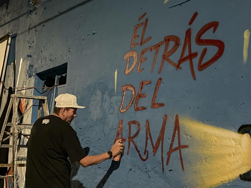 Gabriel Esdrás presentó su cortometraje "Él, detrás del arma”, sobre la experiencia de "maduración a huevo" en una ciudad que parece distópica. La producción fue grabada en las calles y con las personas del barrio de Mezquitán, Guadalajara.🎬📽

<a href="/lesszep2/">Leslie Zepeda 🌈</a>
zonadocs.mx/2023/05/08/pre…