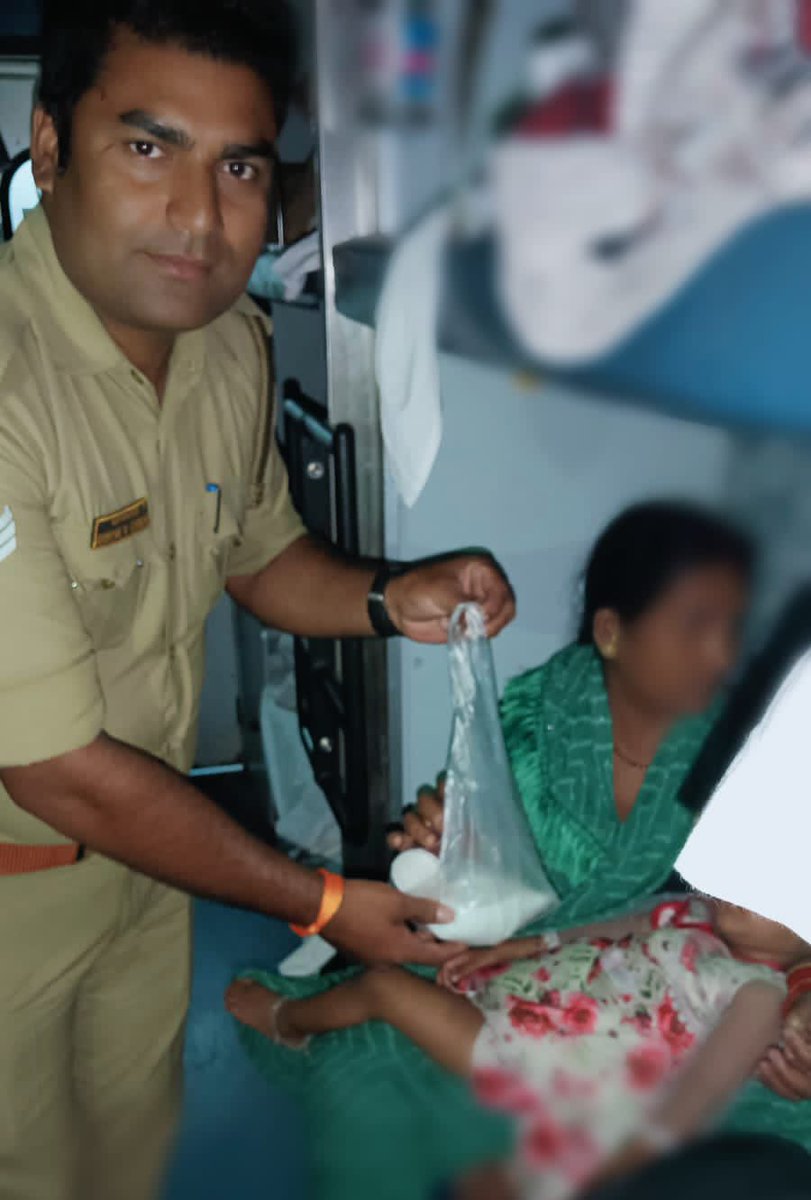 लखनऊ। ट्रेन न०-12590 गोरखपुर सुपरफास्ट एक्सप्रेस के कोच B6 में एक परिवार के सफर के दौरान उनकी 02 वर्षीय बच्ची जो भूख के कारण जोर-2 से रो रही है की सूचना पर #GRP_चौकी_ऐशबाग द्वारा तत्काल ट्रेन में दूध उपलब्ध कराकर उनका सहयोग किया गया।
#KhakiOnDuty