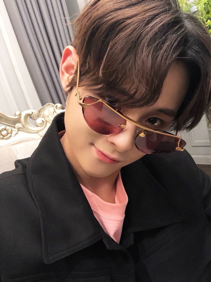 #민규 #MINGYU
무대 올라가기전 어느날.. 😎