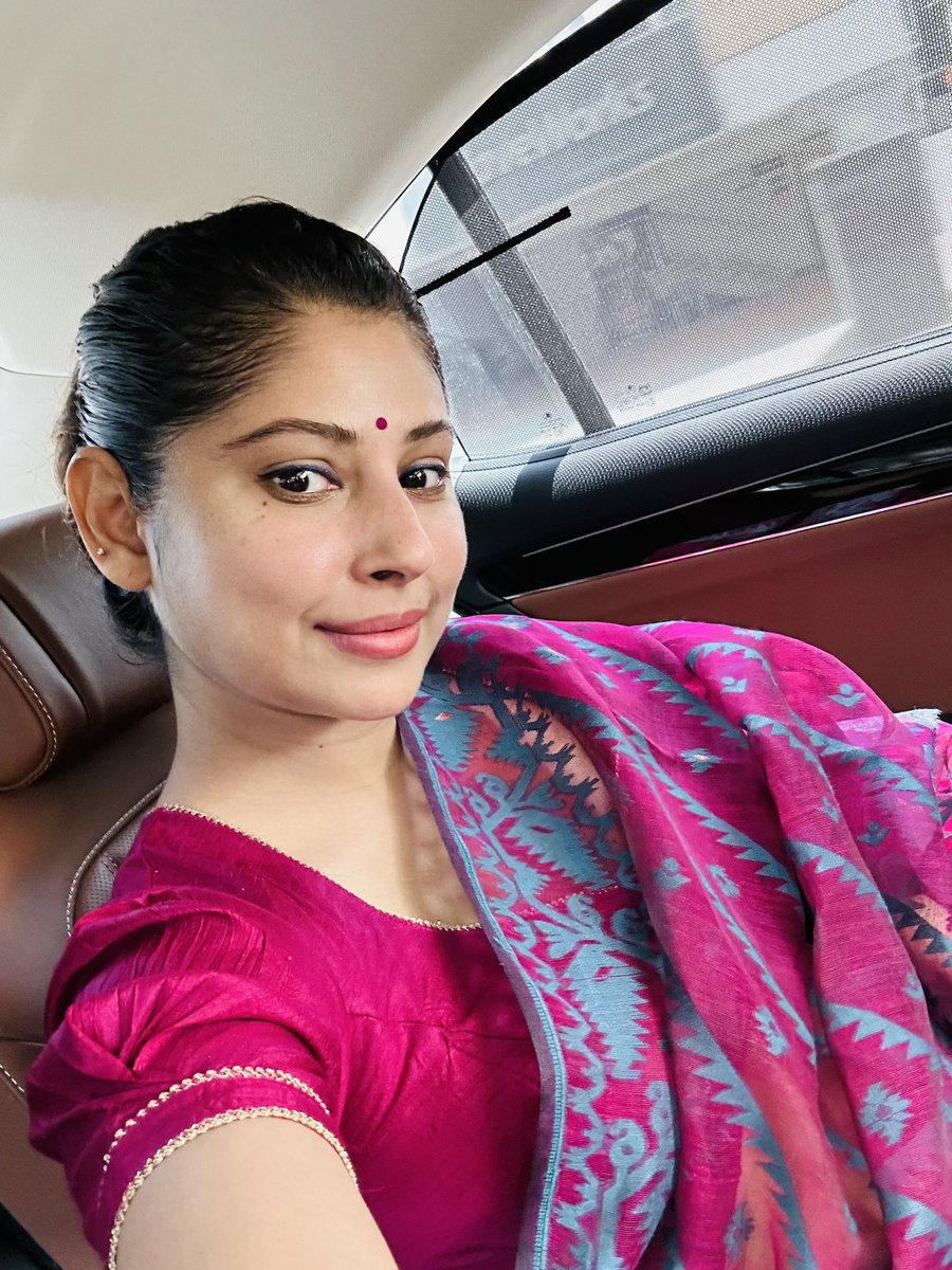 When ur in a Bengali #Jamdaani  saree… 🤳 to banta hain ☺️
#MyhandloomMypride