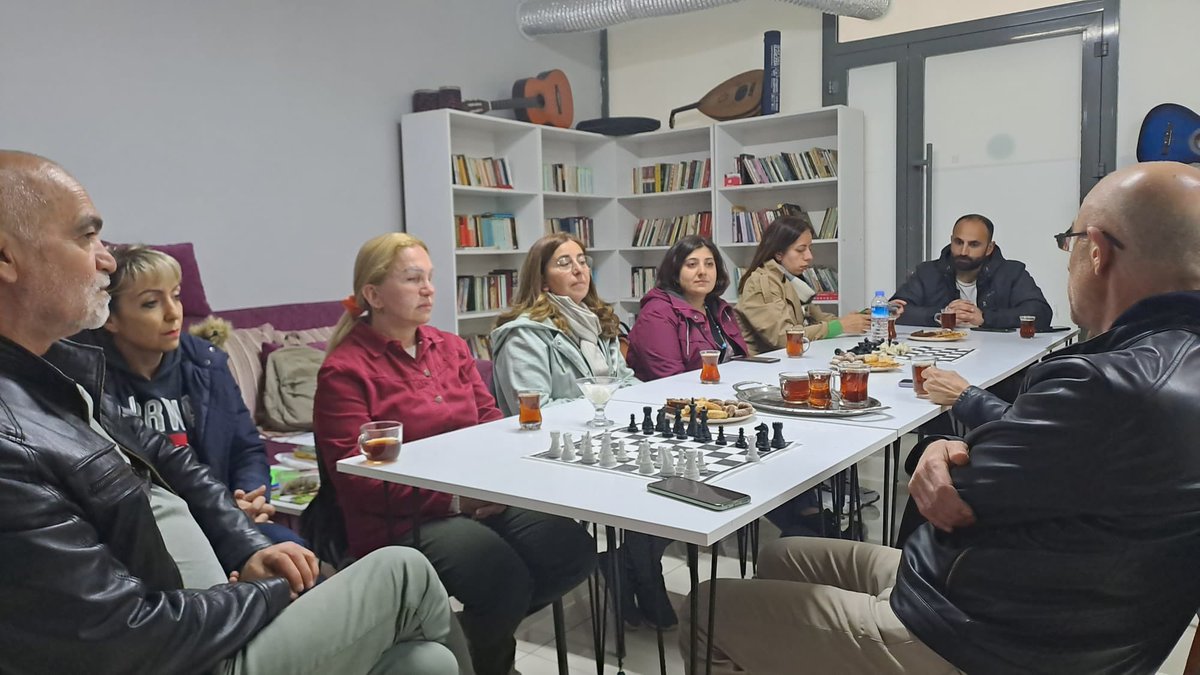 niler_albayrak's tweet photo. Hep Sokaktaydık Vekil Adayları Olarakta Örgütümüzle Yoldaşlarımızla Halkımızla Hep Bir Arada Olmaya Gene Devam Edeceğimize Söz Veriyoruz Hadi #1OyTİPe1OyKemale #TipSenin #TipSeninSesin #TipSensin Türkiye İşçi Partisi ne OYLAR https://t.co/3CSY2XzKOR