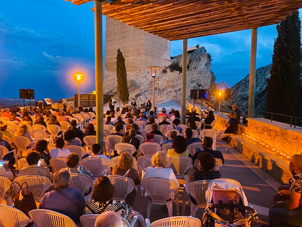 Onda15Radio's tweet photo. Xixona celebró el Día de los Centros Históricos con un nuevo formato de concierto junto al castillo - https://t.co/kpa0RVzxwF https://t.co/VO4jnYjR2W