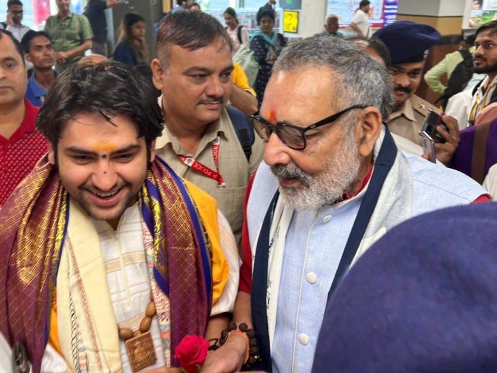 Vatankumar3's tweet photo. #बाबा_बागेश्वर_सरकार का पावन भूमि बुद्ध की ज्ञान स्थली महावीर की जन्मभूमि चाणक्य की कर्मस्थली पहली बार लोकतंत्र स्थापित करने वाले सम्राटो की माटी बिहार में आपका स्वागत है।
#बिहार_आपका_आशीर_वचन_के_लिए_व्याकुल_है 
हार्दिक अभिनंदन एवं वंदन♥️ #bageshwardhamsarkar #Patna https://t.co/vrcpeiN9Tc