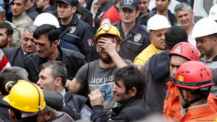 timursoykan's tweet photo. Bugün Soma Katliamı'nın 9. yıldönümü. 301 madenciyi para hırsıyla katledenleri, o tekmeyi, patronu yargıtay üyelerini değiştirerek hapisten kurtaranları, madenci ailelerinin avukatları Can Atalay ve Selçuk Kozağaçlı'yı hapsedenleri unutma. https://t.co/MqkTijqxkS