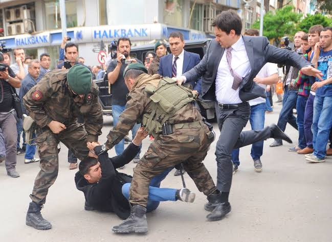 timursoykan's tweet photo. Bugün Soma Katliamı'nın 9. yıldönümü. 301 madenciyi para hırsıyla katledenleri, o tekmeyi, patronu yargıtay üyelerini değiştirerek hapisten kurtaranları, madenci ailelerinin avukatları Can Atalay ve Selçuk Kozağaçlı'yı hapsedenleri unutma. https://t.co/MqkTijqxkS