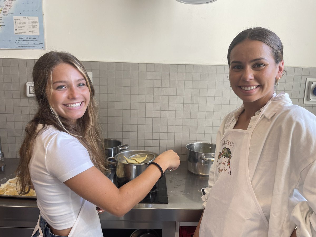 vptalbot5's tweet photo. Cooking in Italy with @QueensUniv @QueensAbroad students! https://t.co/lJscLL7lnz