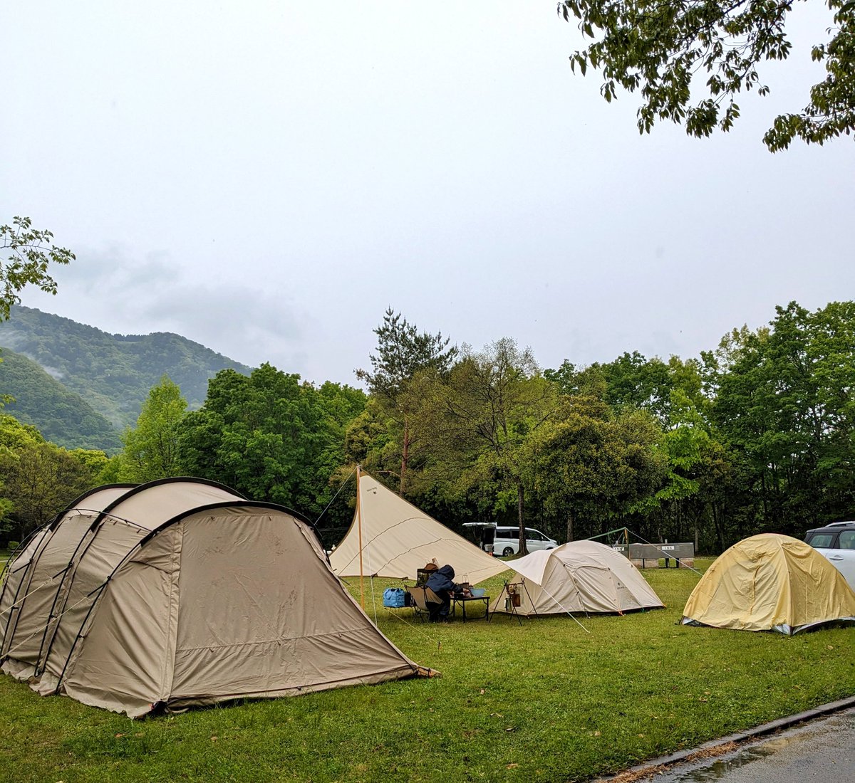 mtosa_camp's tweet photo. タニコです。ずーっと雨降ってるよ。
そして相次ぐ雨天キャンセル。泣ける。
･･･ううん、これ涙じゃないもん、雨だもん(T_T)

でも雨でもキャンプに来てくれるお客様がいる。感謝しかない。Mさん、Tさん、写真撮影ご協力ありがとうございました！

#大佐山オートキャンプ場
#雨キャンプ
#キャンプ https://t.co/Iv2CvmwHLA
