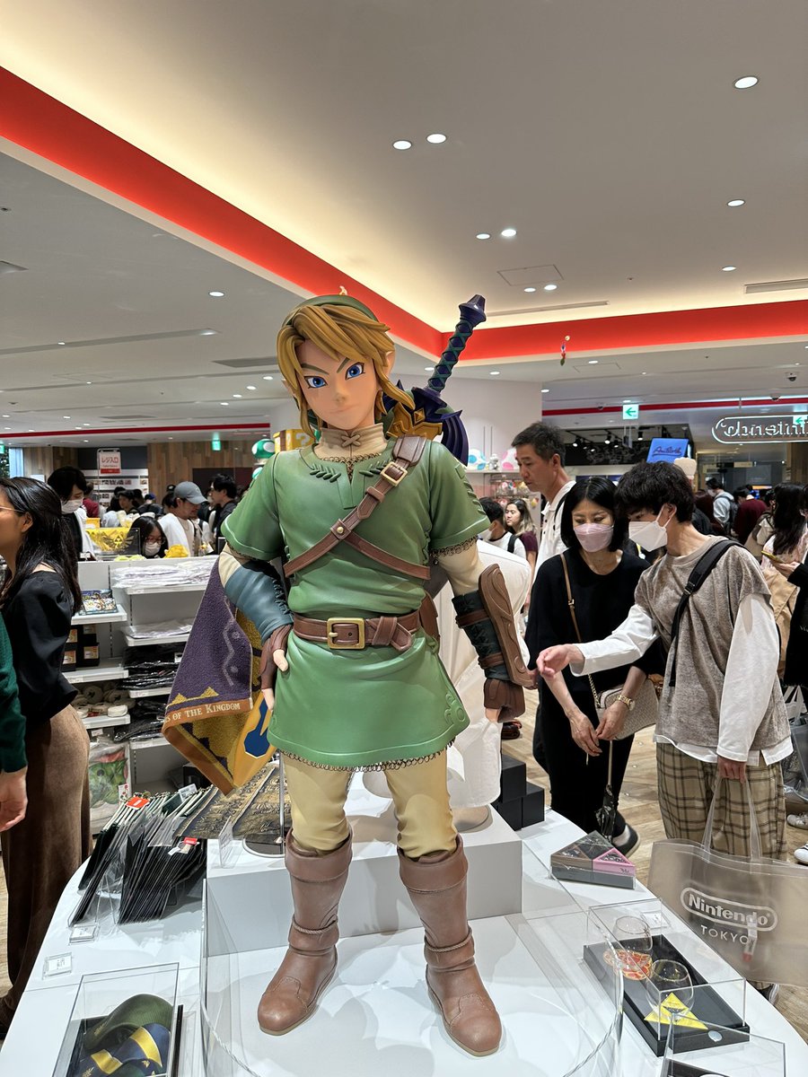 BenJarvis01's tweet photo. In the Nintendo store in Tokyo on #Zelda launch day is fun times. https://t.co/MvjVjNT3u0