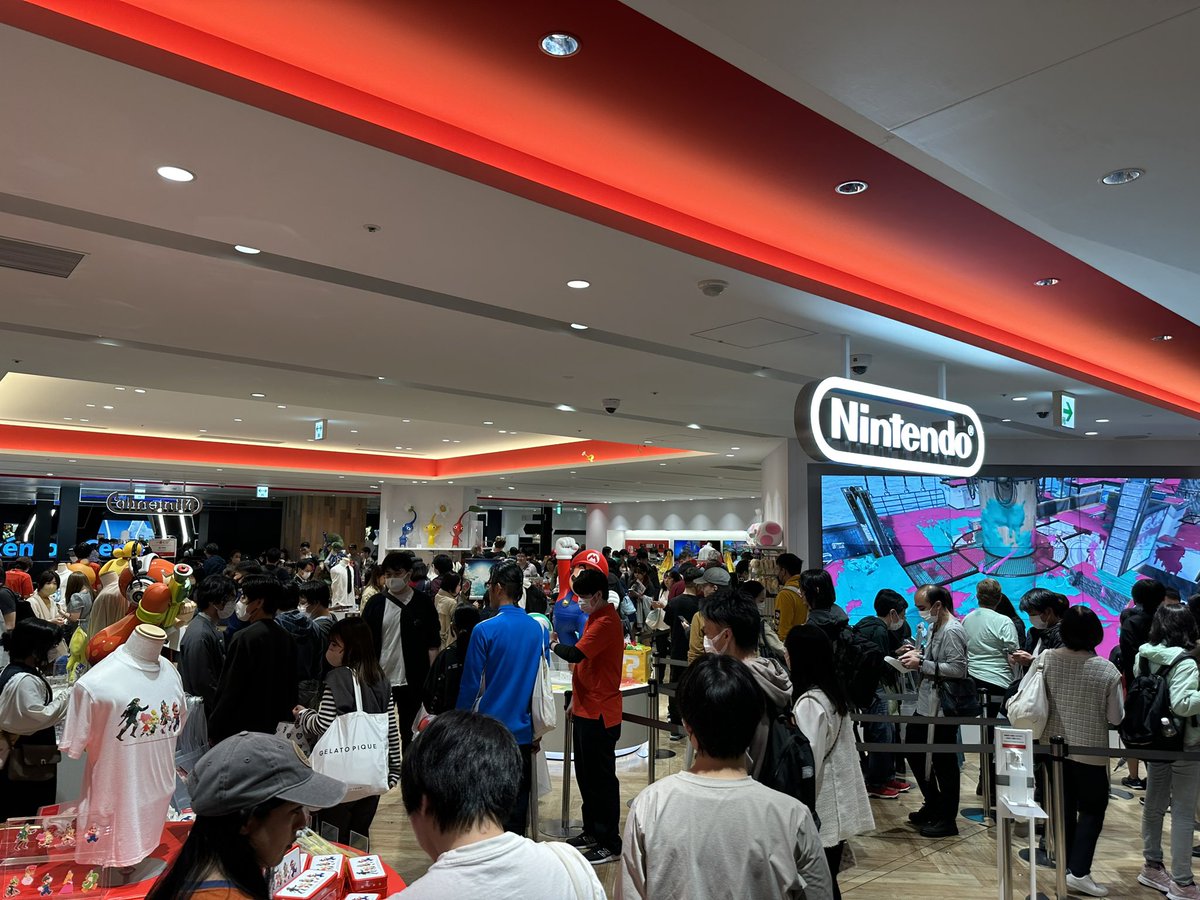 BenJarvis01's tweet photo. In the Nintendo store in Tokyo on #Zelda launch day is fun times. https://t.co/MvjVjNT3u0