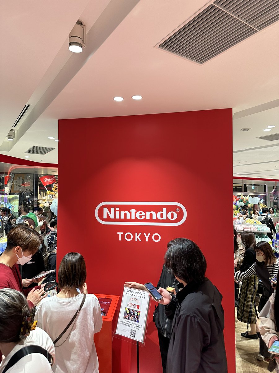 BenJarvis01's tweet photo. In the Nintendo store in Tokyo on #Zelda launch day is fun times. https://t.co/MvjVjNT3u0