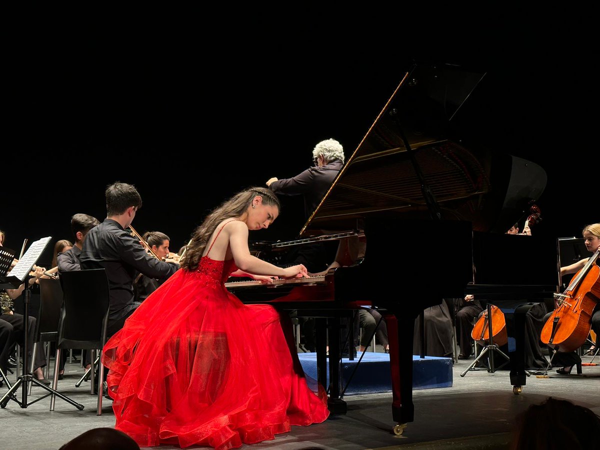 NoeliaNavasP's tweet photo. El pasado 6 de mayo interpreté el Concierto n°1 de F. Chopin bajo la dirección del Maestro @miguelromea y junto a la Orquesta Sinfónica de la @uaxuniversidad en el Teatro Fernando de Rojas del Círculo de Bellas Artes. Ha sido una experiencia inolvidable! ❤️
@FundIsabelGemio https://t.co/PwzZHYSbjC