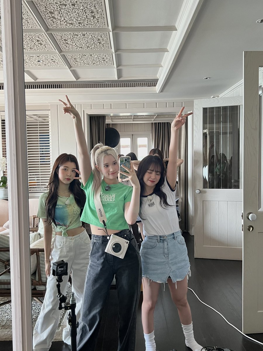 official_kep1er's tweet photo. In Thailand 🇹🇭🌊 

#휴닝바히에 #HUENING_BAHIYYIH
#Kep1er #케플러 https://t.co/UX3tPMfhJd