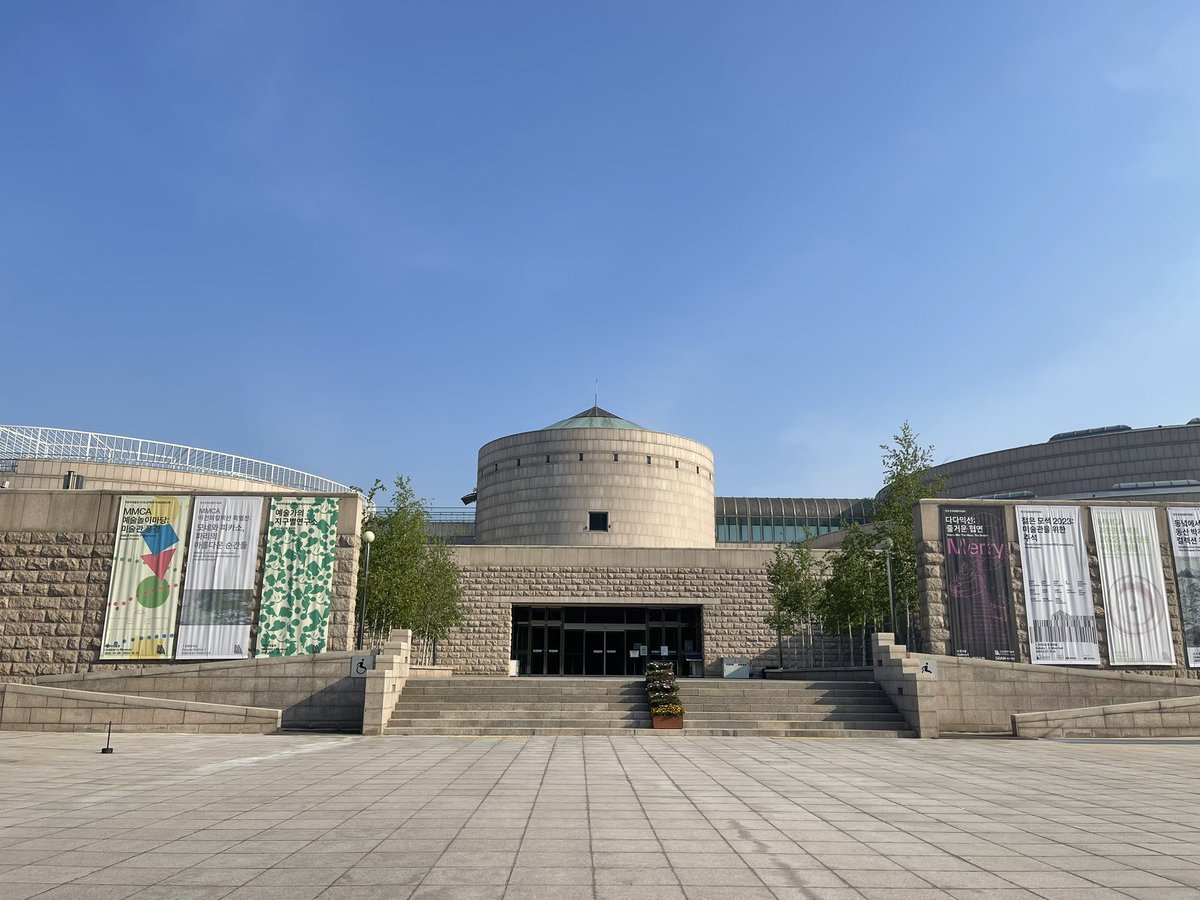 keepkeepon's tweet image. 운전연습 겸 과천현대미술관 다녀왔다. 초보운전이라 도로 위 차 없을 때 + 주차 자리 있을 때 간다고 새벽같이 나갔더니 대기 1번. 문 앞에서 세 시간 기다려서 보고 옴 ㅋㅋ 10시에 현장접수 번호표 받고 나왔더니 길게 늘어선 평행주차 행렬을 보고 오버해서 일찍나오길 잘했다고 생각했다.