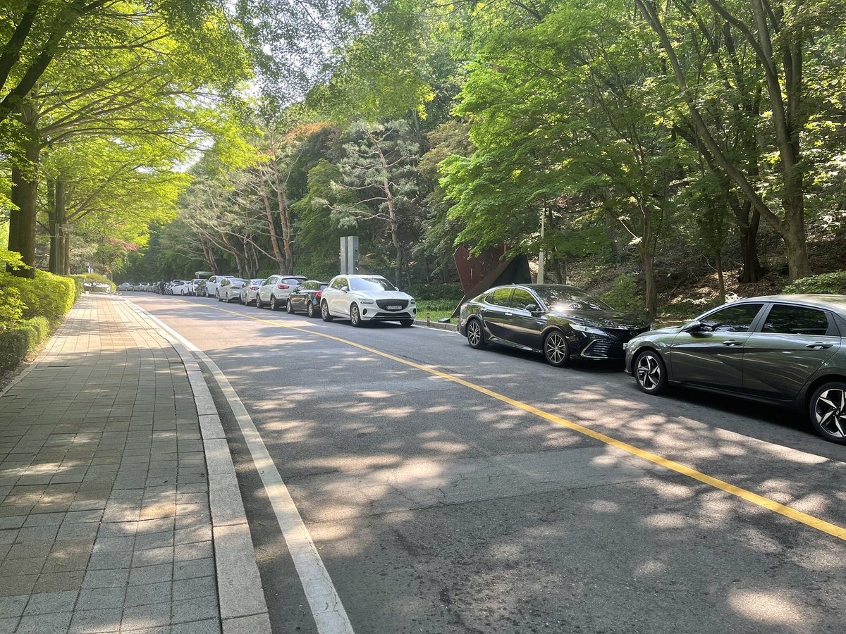 keepkeepon's tweet image. 운전연습 겸 과천현대미술관 다녀왔다. 초보운전이라 도로 위 차 없을 때 + 주차 자리 있을 때 간다고 새벽같이 나갔더니 대기 1번. 문 앞에서 세 시간 기다려서 보고 옴 ㅋㅋ 10시에 현장접수 번호표 받고 나왔더니 길게 늘어선 평행주차 행렬을 보고 오버해서 일찍나오길 잘했다고 생각했다.