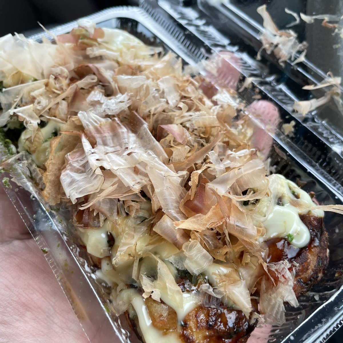 KawaguchiNavi's tweet photo. コモディイイダ鳩ヶ谷店の裏にあったクセの強いタコ焼き屋さんが過去１美味しかったのでご報告です🐙

店主のお母さ��が話しながら焼いてくれてたんですが、タコでっか❗️値段もやっす❗️

あつあつトロトロ系のたこ焼きが僕には新鮮で美味しすぎました😋お店は潮田商店と言うらしい🐙また食べたいす https://t.co/93AP2150vJ