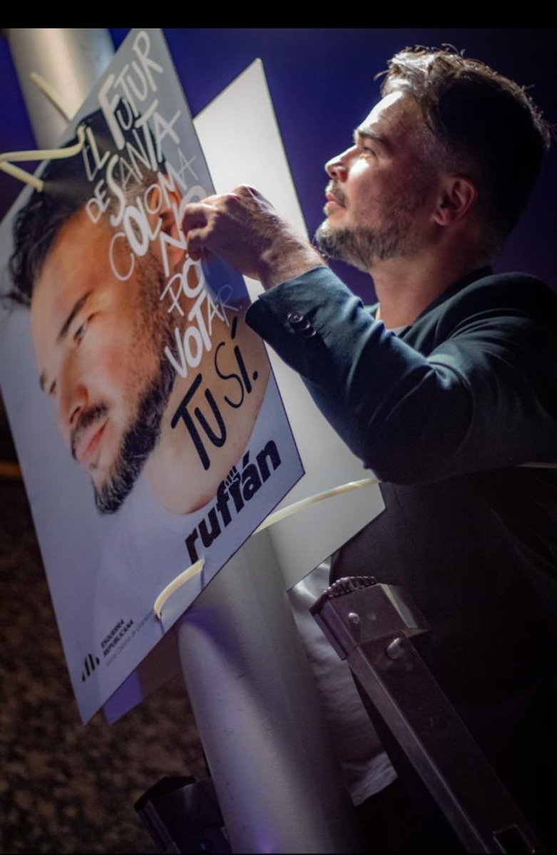 bsubsu14's tweet photo. Trastorn Narcisista de la Personalitat:
- Sentiments de grandiositat.
- Preocupació excessiva per la fama o el poder.
-Tendència a la manipulació i a la mentida per assolir els propis objectius.
- Tendència a explotar als altres per assolir el propi benefici.
- Egocentrisme accentuat .
- Falta de empatia, moral i escrúpols.
- Ús de la calúmnia per destruir els seus adversaris.
- Sovint desprenen un carisma personal emprat per explotar els favors dels altres.
- Falta d'autocrítica i incapacitat per acceptar les pròpies limitacions.
- Ambició personal desmesurada.

PS: La imatge no és cap foto-muntatge. És la que té penjada al seu TL per innagurar la campanya per les municipals.