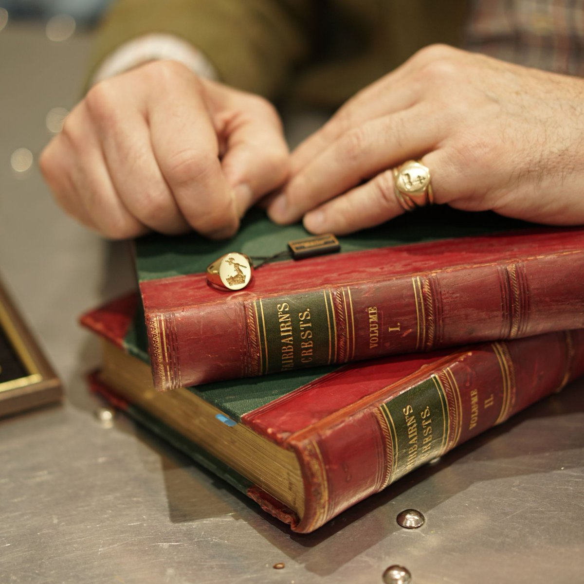 deakin_francis's tweet image. Signet Ring: A unique men’s accessory with style and history. 

#DeakinandFrancis #signetring #bespoke #goldsignetring #gentlemenstyle #menstyle #britishheritage #craftsmanship #gentlemenjournal #menfashion