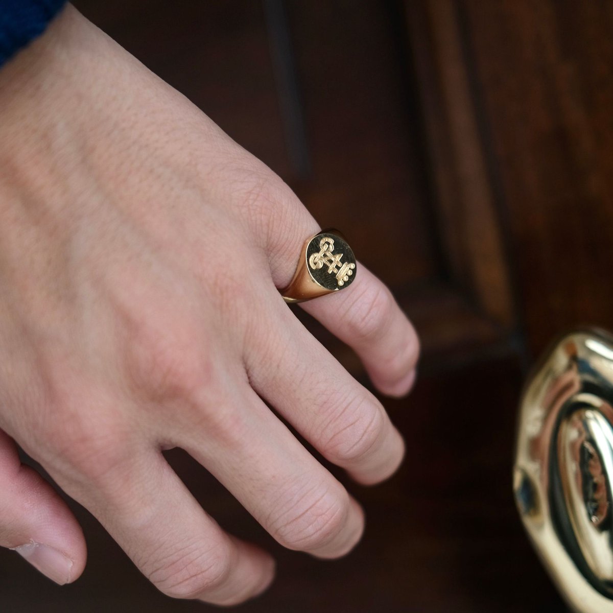 deakin_francis's tweet image. Signet Ring: A unique men’s accessory with style and history. 

#DeakinandFrancis #signetring #bespoke #goldsignetring #gentlemenstyle #menstyle #britishheritage #craftsmanship #gentlemenjournal #menfashion