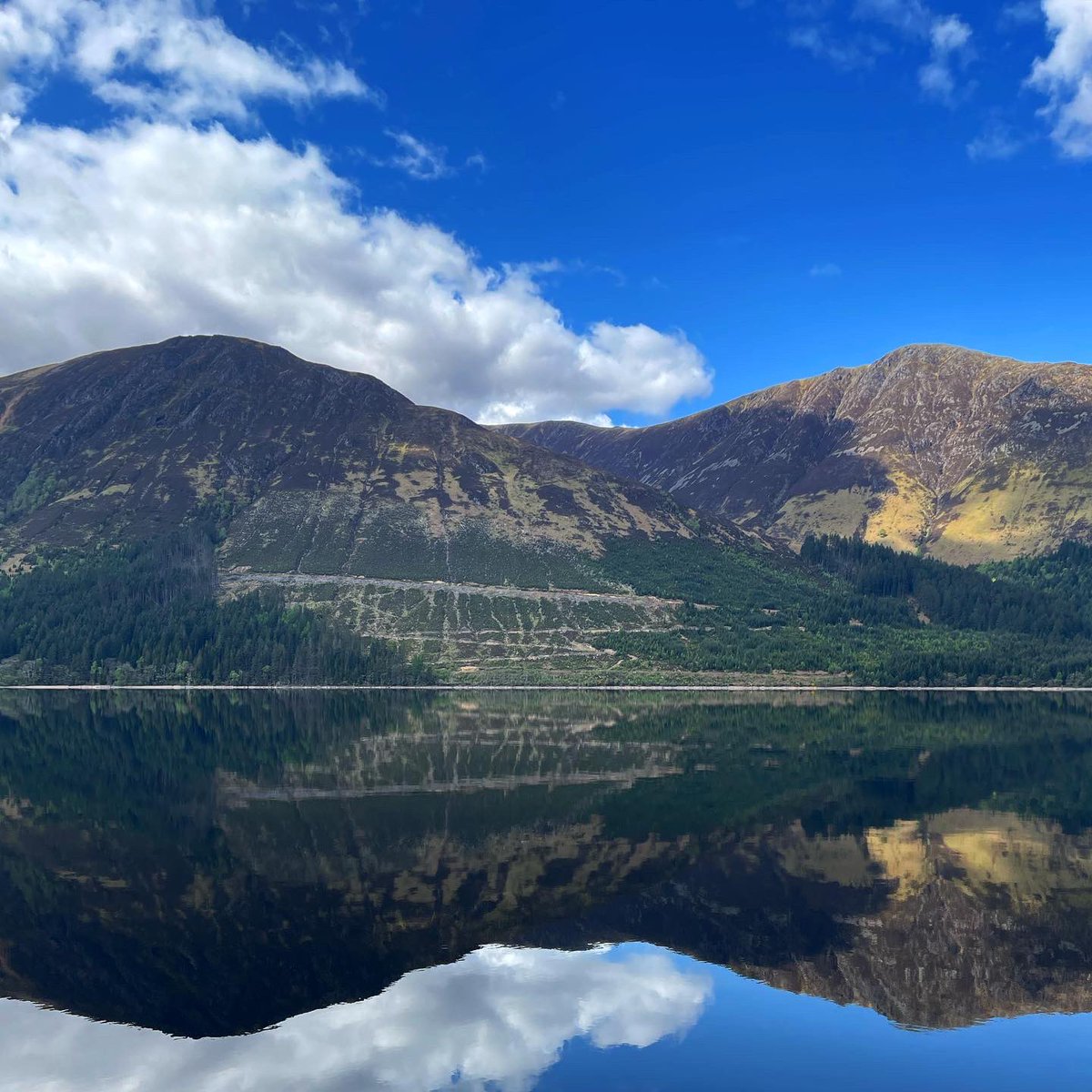 sarahmcquaid's tweet photo. -> wonderfully mirrored surface is #LochLochy; and the one with the little islands of trees in last 2 photos is #LochTarff. Looking forward to tonight’s gig at #TinHutSessions #GartlyCommunityHall, #Gartly (#Huntly), #Aberdeenshire — the first of a 5-night run that continues -> https://t.co/BSrwech9zw