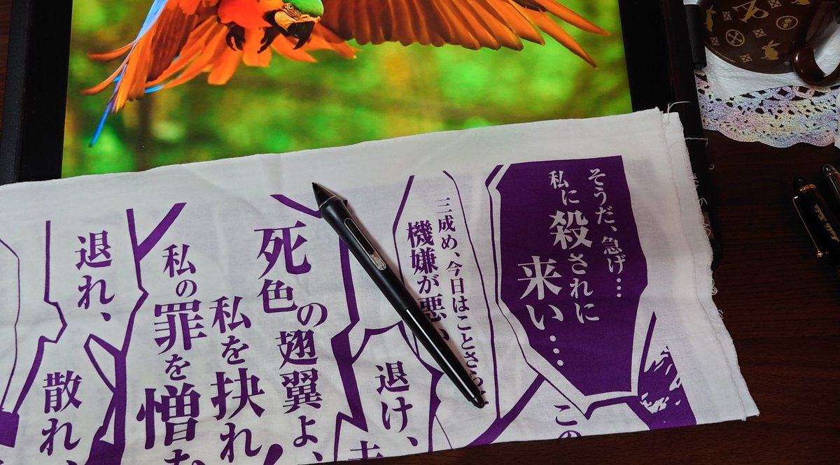 なお現在わいの職場(机上)。普段は気分上げに可愛い手拭いをハンドレストにしてるんだけど追い込まれてる時はBASARA三成に元気貰うくらいがちょうどいいのかもしれない