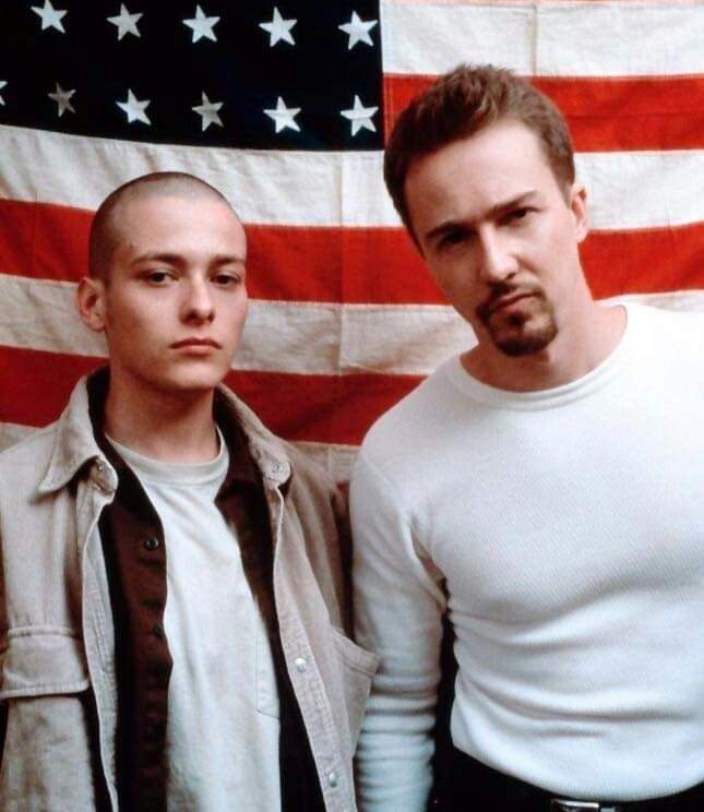 Edward Furlong y Edward Norton, menudos dos talentos que fueron desapareciendo poco a poco. Lo de Norton era de locos, para mí fue el mejor actor del mundo en esa época. Pero siempre nos quedará esta joya, una de las mejores películas de los 90.

Buenos días, Tuiter ☕️