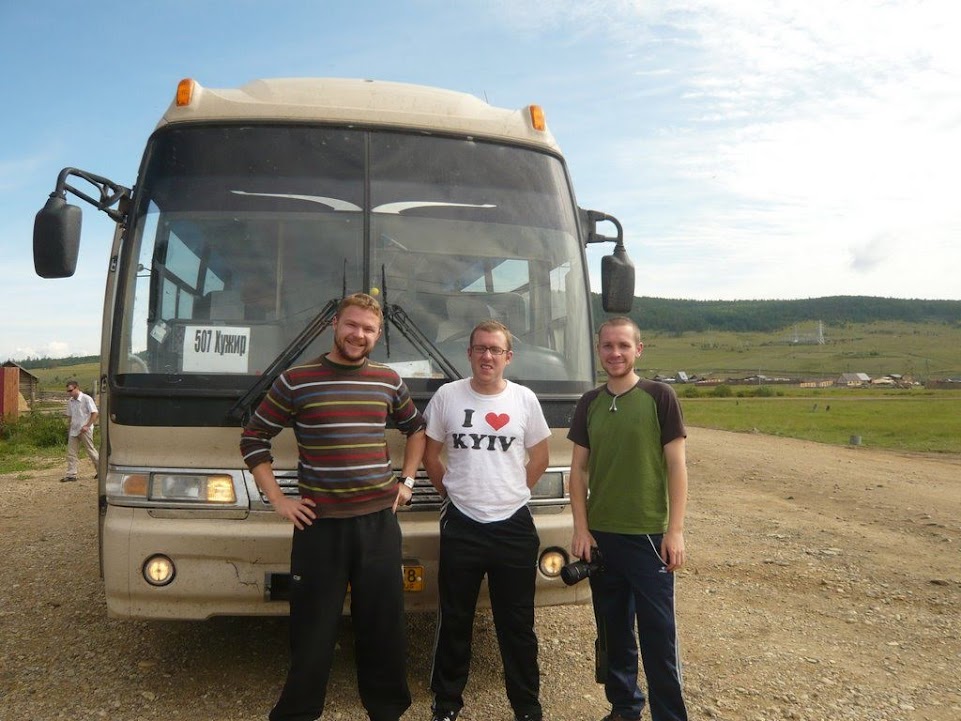Vor 14 Jahren stand ich in der Oblast Irkutsk, Russland, mit einem "I ❤️ Kiew" T-Shirt vor einem Reisebus.