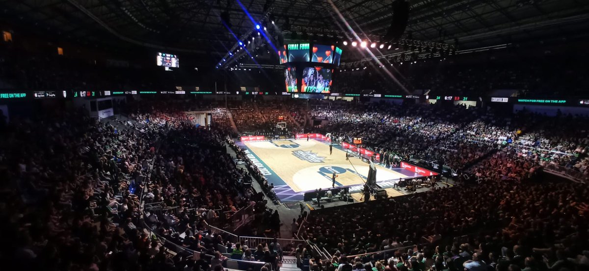 YBcomunicacion's tweet photo. Solo hay que combinar una ciudad como #Malaga , un pabellón como el #Martincarpena, y una competición como la #BCL en su #FinalFour para tener imágenes como estas.

#Yellowbricks | #videomarcador https://t.co/msPeN83B2V