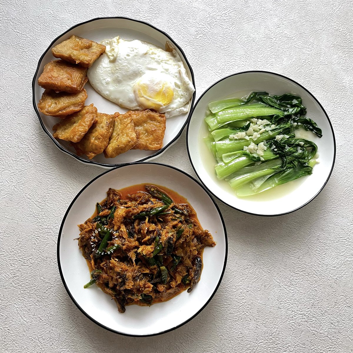siang ini aku masak telur ceplok, tempe goreng, tumis pakcoy, dan juga tongkol suir. menu ini bisa kamu contek untuk inspirasi bekal ke kantor maupun buat makan siang bareng keluarga. bikinnya sat set, rasanya enak! 🍲

step n resep ada di next tweet ya~