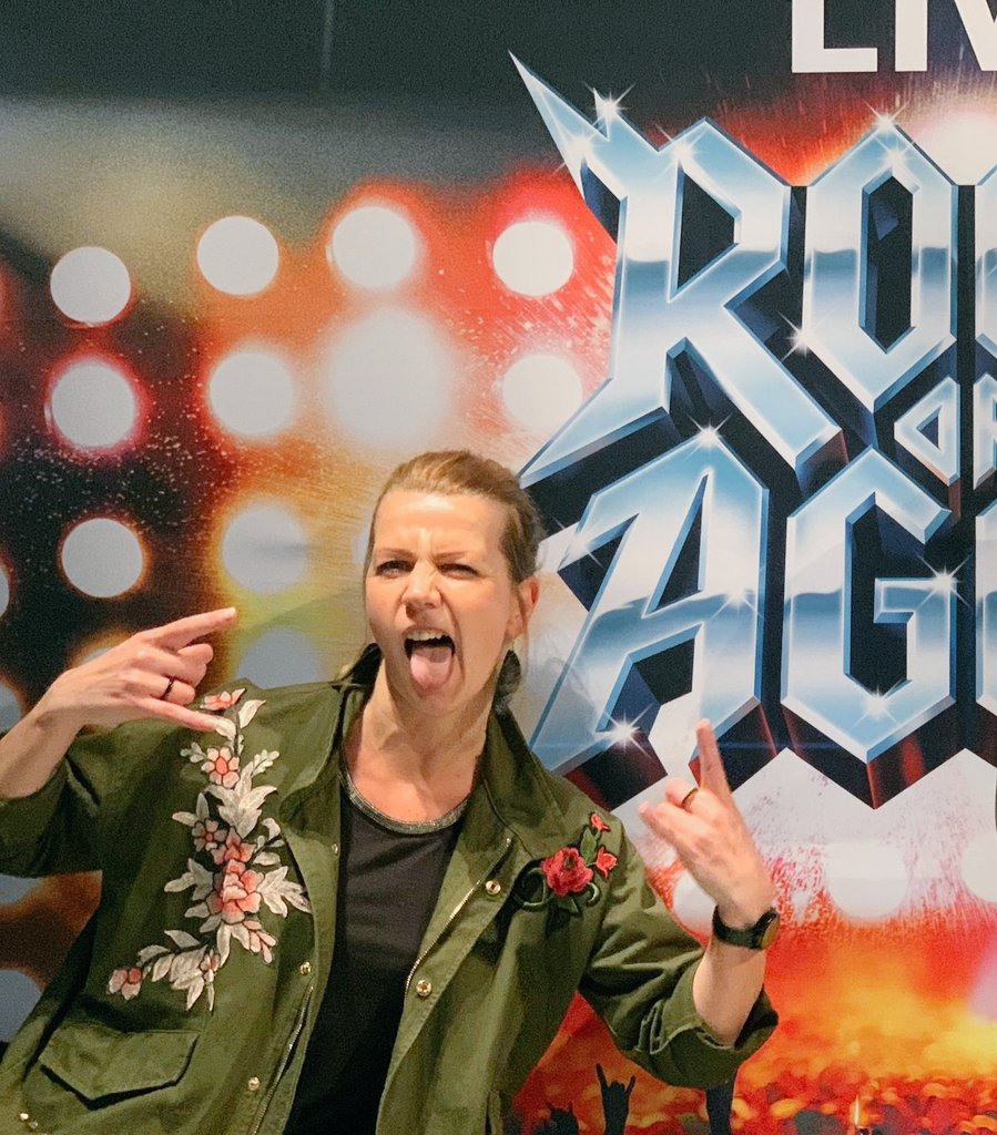 DaKatRo's tweet photo. Freitag + Hildesheim = Rock of Ages 🤘🏻🖤
#rockofages #musical #drewundsherrie #schönwars #empfehlenswert #hildesheim #halle39 #80er #iloveit https://t.co/n9LtukqxCX
