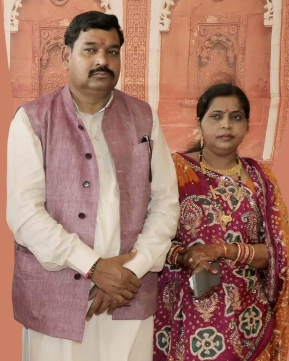 kuberdindor's tweet photo. એકમેકના વિશ્વાસ ને તાંતણે ગુંથાયું છે લગ્નજીવન,
સુખ -દુઃખની વહેંચણીથી થાય છે મજબૂત લગ્નજીવન,
સ્નેહ કેરો રંગ ચડે પાકોને રંગબેરંગી બને લગ્નજીવન,
બસ આમજ એકમેક સંગે અવિરત વહેતું રહે આપણું લગ્નજીવન… https://t.co/C2oYX9w7fA
