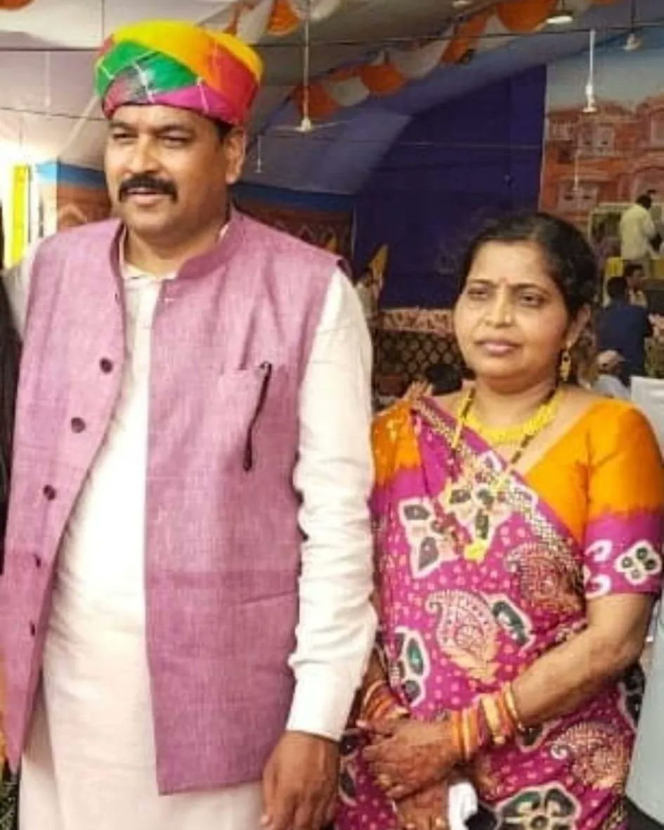 kuberdindor's tweet photo. એકમેકના વિશ્વાસ ને તાંતણે ગુંથાયું છે લગ્નજીવન,
સુખ -દુઃખની વહેંચણીથી થાય છે મજબૂત લગ્નજીવન,
સ્નેહ કેરો રંગ ચડે પાકોને રંગબેરંગી બને લગ્નજીવન,
બસ આમજ એકમેક સંગે અવિરત વહેતું રહે આપણું લગ્નજીવન… https://t.co/C2oYX9w7fA