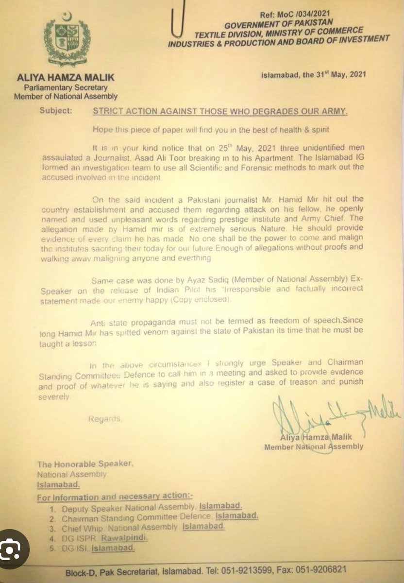 HamidMirPAK's tweet photo. یہ تحریک انصاف کی ایم این اے عالیہ حمزہ کا تحریری خط ہے جو انہوں نے سپیکر اور قائمہ کمیٹی برائے دفاع کے چئیرمین کو لکھا اور مطالبہ کیا کہ فوج پر تنقید کرنے کے جرم میں حامد میر کے خلاف سخت کارروائی کی جائے میرا جرم صرف یہ تھا کہ میں نے صحافیوں پر حملوں کی مذمت کی یہ دستاویز ثابت کرتی ہے کہ عمران خان کی حکومت میں آزادئ صحافت پر حملوں میں تحریک انصاف باجوہ اور فیض کے ساتھ شریک جرم تھی آج عالیہ حمزہ خود فوج پر حملے کرا رہی ہے