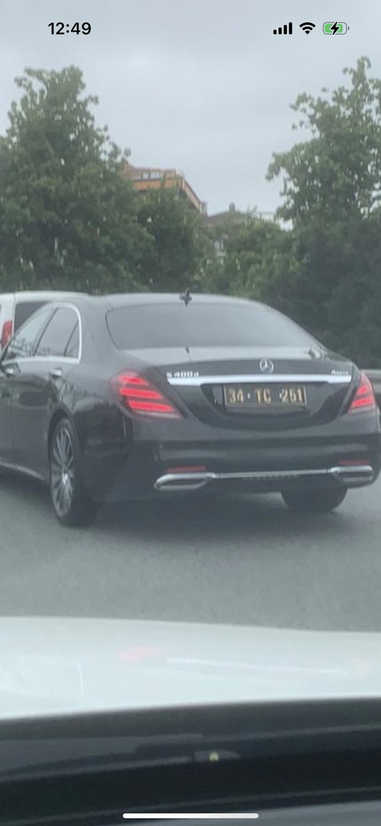 Dün bu araç kimin nesi neyin nesi diye sormuştum. Sağolsunlar emniyetteki arkadaşlar bilgi verdi. Araç Yeni Yüzyıl üniversitesi adına kayıtlı imiş. Rektörlere beyaz üzerine kırmızı plaka takabilir. Bu rezillik neyin nesi. Aklına esen aklına estiği plakayı yaptırıp takabilir mi!