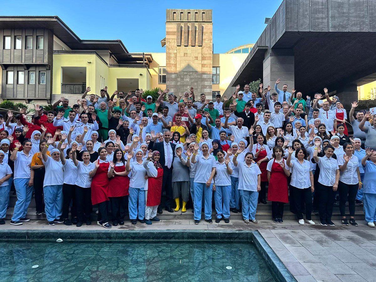 sururicorabatir's tweet photo. Turizm emekçisi değerli yol arkadaşlarım; ülkemizin turizminin kalkınması için gösterdiğiniz değerli emeklerinize ve özverili çalışmalarınıza teşekkür ederim. Umuda yolculuğumda bana vermiş olduğunuz tüm desteklere minnettarım. Bu yolu hep beraber yürümeye devam edeceğiz.

Yüce gönüllüğünüzle yükselttiğiniz Türk Turizmi’nim dünyaya açılan kapısı Antalya’mızın adını hep beraber haykıracağımız günler çok yakında…

Meclis’te de sizinle beraber sizin sesiniz olmaya #söz veriyorum. 

#BirleşeBirleşeKazanacağız ���🏻