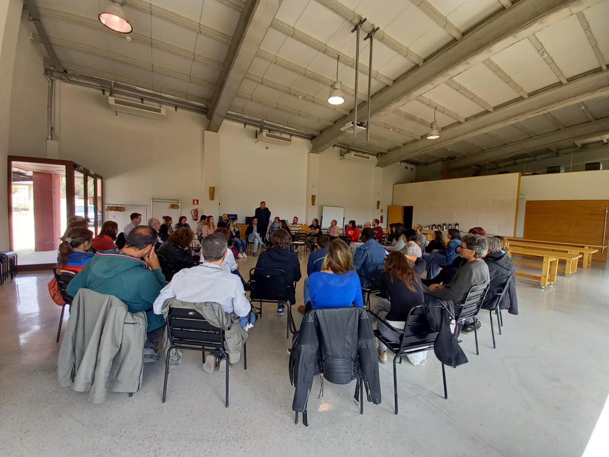 Ampans's tweet image. Dos equips fent propostes als reptes de futur de les entitats que cuidem de les persones i del nostre entorn, amb projectes d’economia social rellevants com @olivera_coop @Muntanyolampans Gràcies per visitar-nos a #Urpina