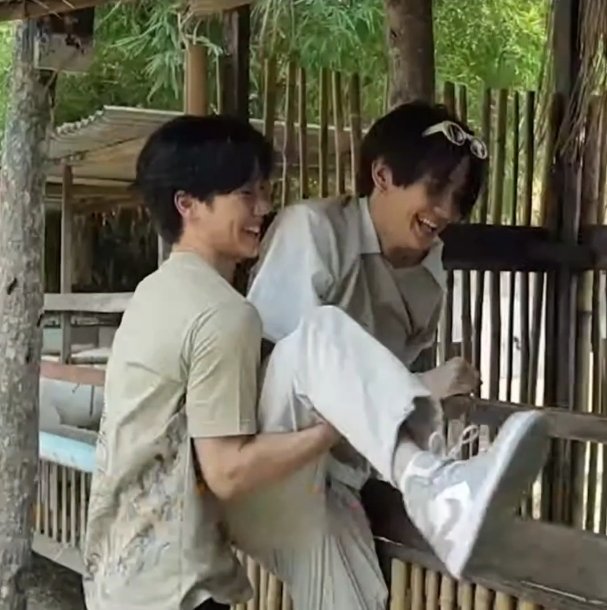FallingforWAR's tweet photo. อันนี้น่ารักมาก สองคนเล่นกันเป็นเด็กๆเลย แล้วบอนซ์ก็ยอมให้วอร์อุ้มด้วยนะ เอ็นดูจริงๆ เห็นแล้วอบอุ่นดีจัง ตอนนี้ไม่ต้องกังวลแล้วว่าจะได้เล่นด้วยกันอีกมั้ย จะได้เจอกันมั้ย เพราะไม่ว่ายังไงความสัมพันธ์ของพี่น้องมันก็คงอยู่และไม่มีวันเปลี่ยนแปลง☺️
#วอร์คราฟLV27
#warwanarat #bonnadol https://t.co/R7eP56ES7P