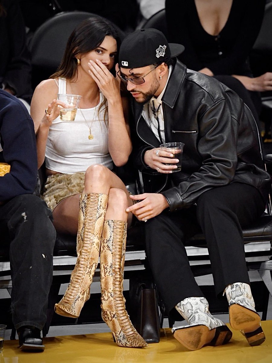 AccessBadBunny's tweet photo. Bad Bunny and Kendall Jenner talking to each other during the Lakers game tonight 🏀 https://t.co/aaHZhPJ78X
