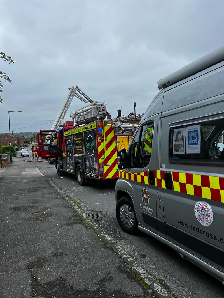 LeicsRutland_ER's tweet photo. The team deployed early this morning to assist occupants of a domestic house fire. The team is still currently on scene providing support @nottsfire #powerofkindness https://t.co/pkXguFqhzg