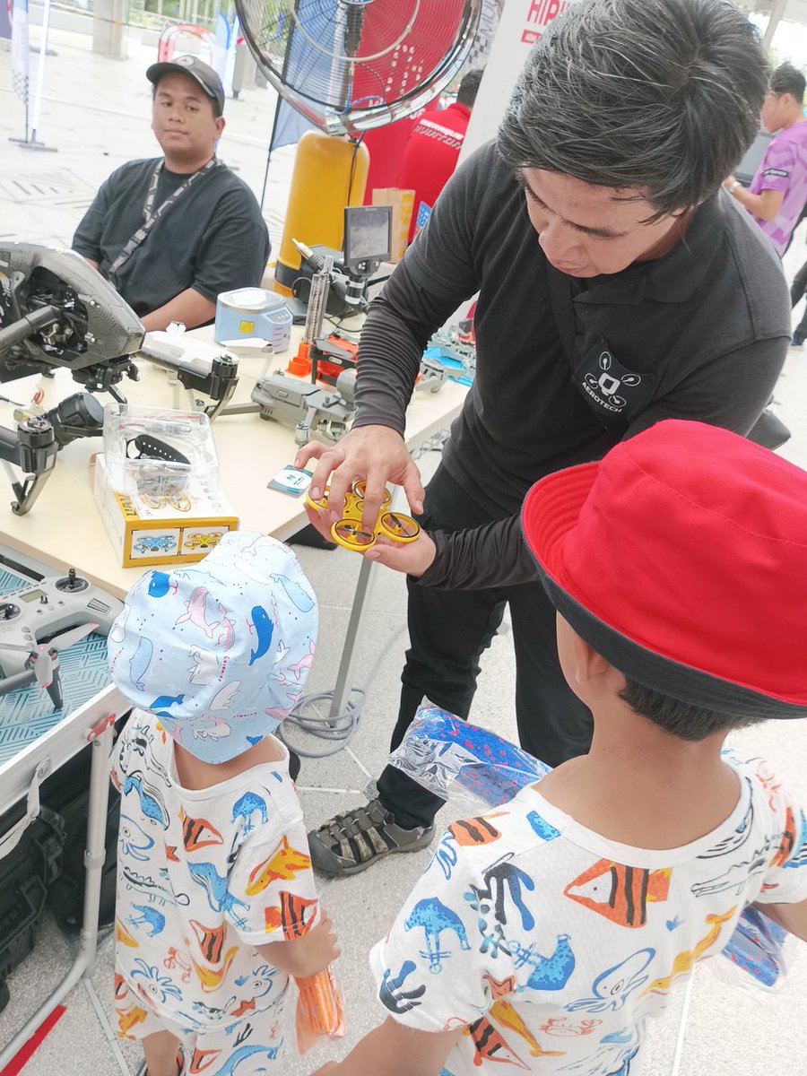 BenangEmas5's tweet image. Bersama @qcomrades  di #iskandarputeri #EduCity, Johor .
Acara program :
IIB DRONE COMMUNITY DAY