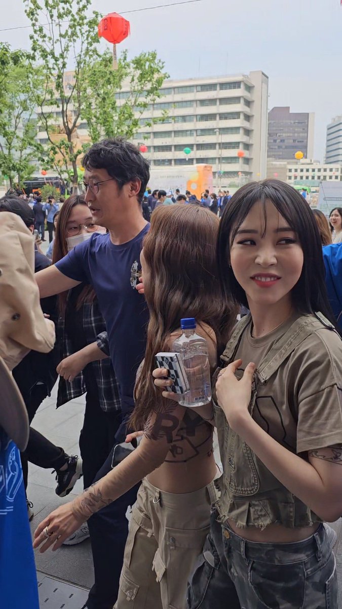 Mnstar22's tweet photo. 차마 영상으로 올릴 수는 없었고 캡쳐만..
오늘 코앞에서 봐서 너무 좋았어잉 https://t.co/dbT9GdRXcp